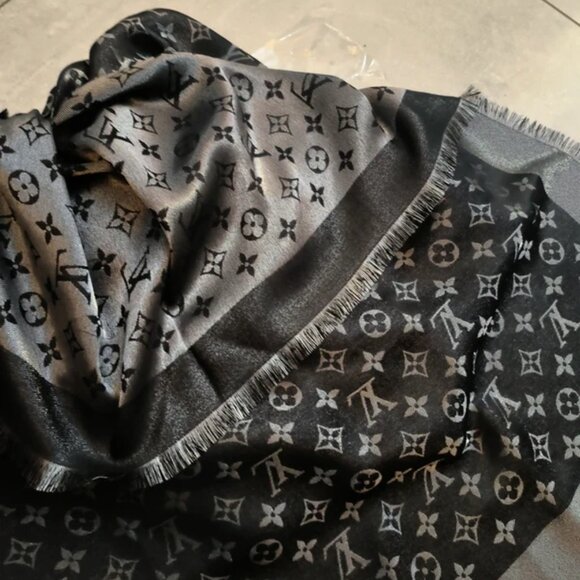 Louis Vuitton Charcoal Monogram Shawl - Picture 7 of 7